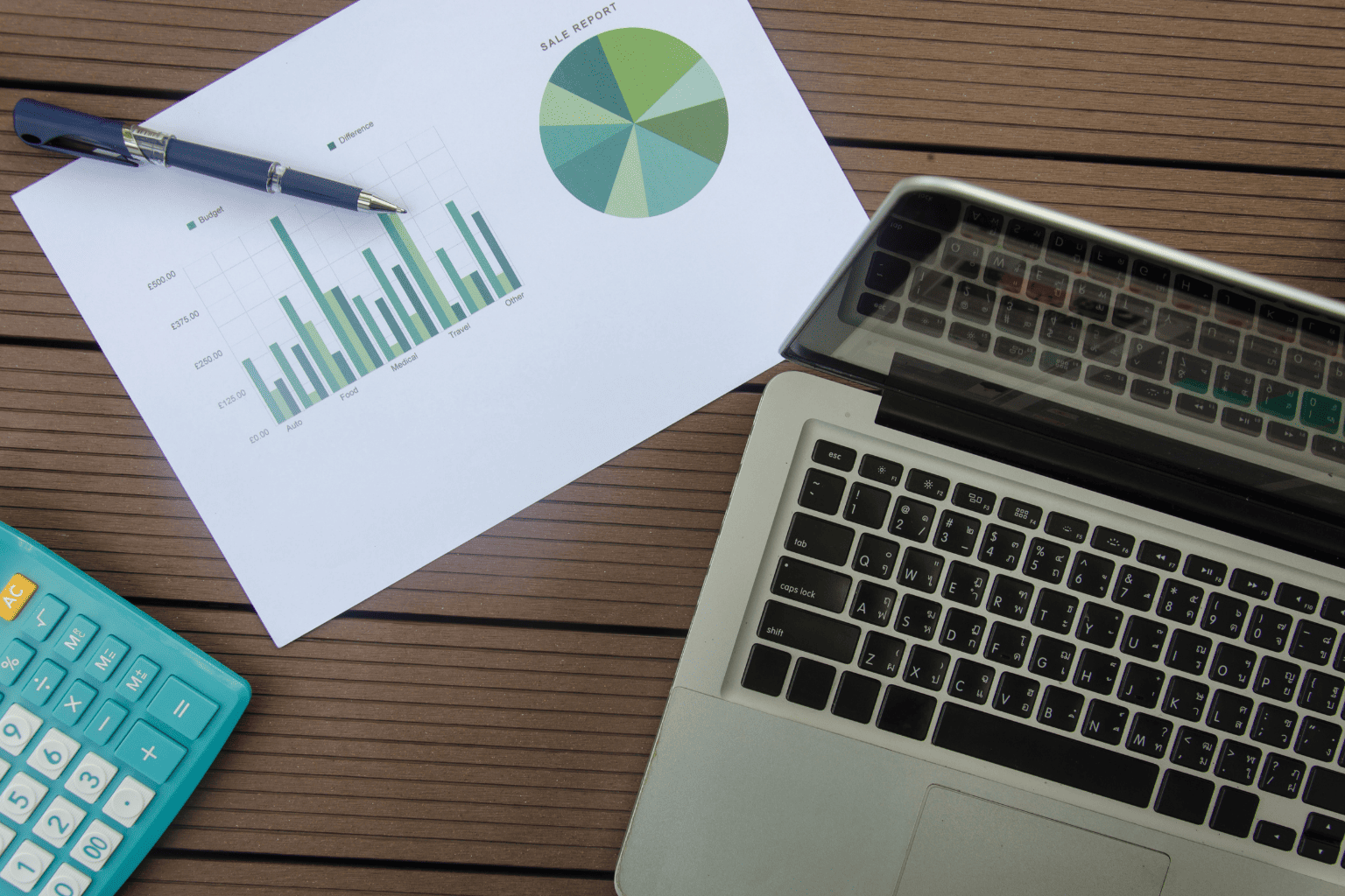 imagen de un ordenador gestionando la consolidación fiscal de una empresa