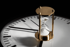 Reloj que marca el tiempo de la caducidad en los procedimientos tributarios