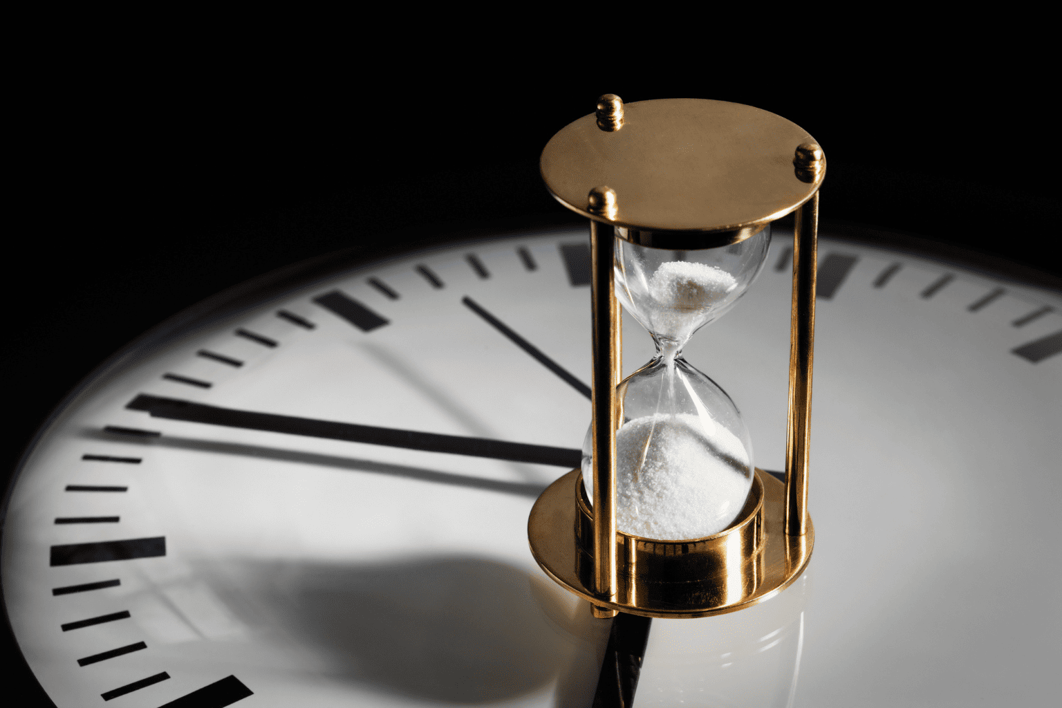 Reloj que marca el tiempo de la caducidad en los procedimientos tributarios