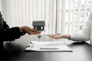 Persona comprando casa y viendo los gastos que tiene que pagar en españa